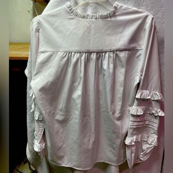 White, crisp but feminine blouse. - Picture 1 of 4
